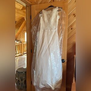 Custom Vera wang wedding dress - worn once and in excellent condition. Off white